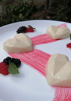 Una foto de Panna cotta con coulis de frutos rojos, Jamaica y mezcal