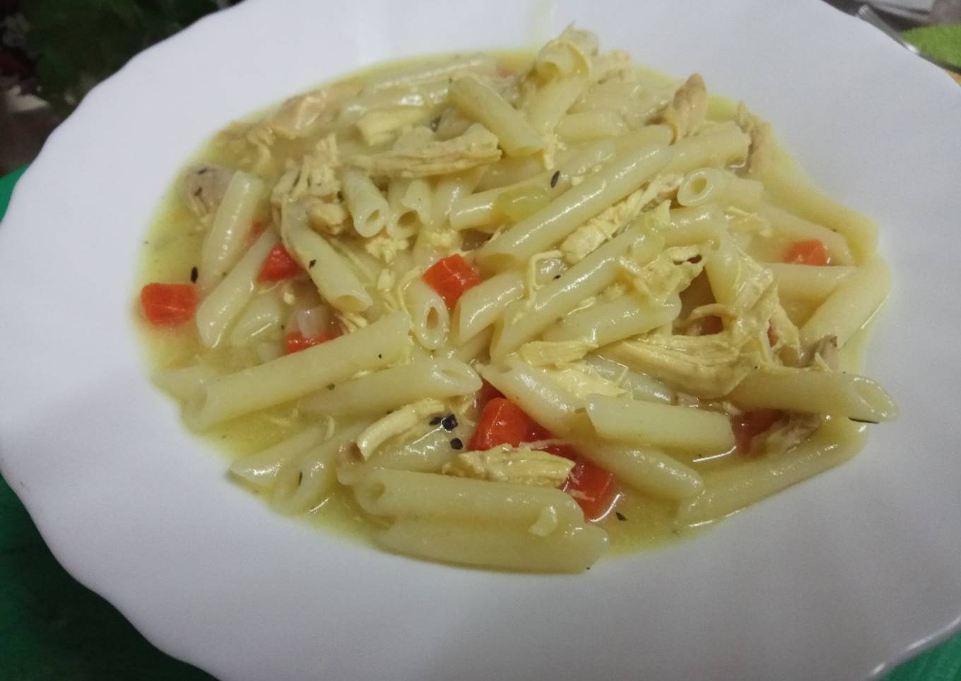 Sopa de pollo con verduras