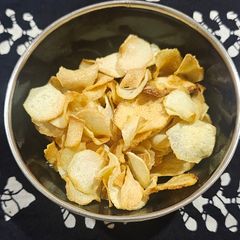A picture of Taro chips.