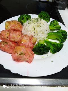 Una foto de Pescado en salsa agridulce con brócoli 😋