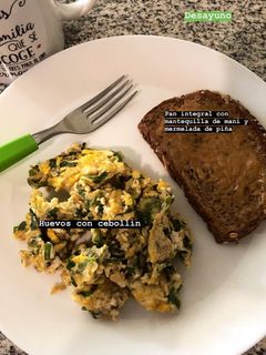 Una foto de Huevos con cebollín