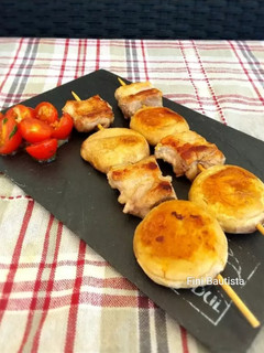 Una foto de Brochetas de champiñón y panceta