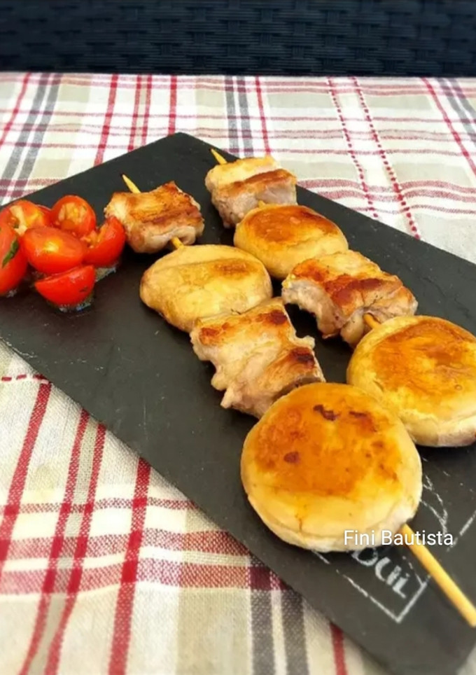 Una foto de Brochetas de champiñón y panceta
