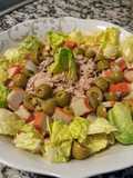 Ensalada de pasta con atún, palitos de cangrejo