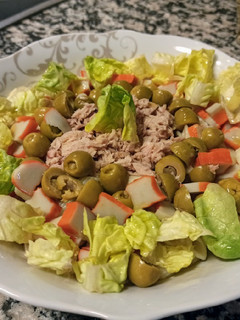 Una foto de Ensalada de pasta con atún, palitos de cangrejo