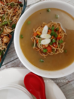 A picture of Manchow Soup / Veg soup topped with Crispy fried noodles.