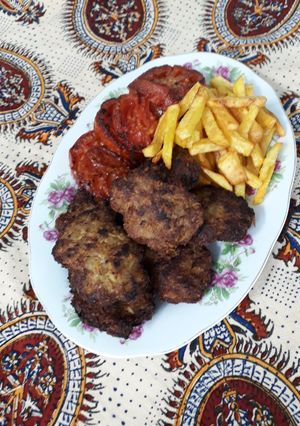 عکسی از دستور کتلت با گوجه و سیب زمینی سرخ شده