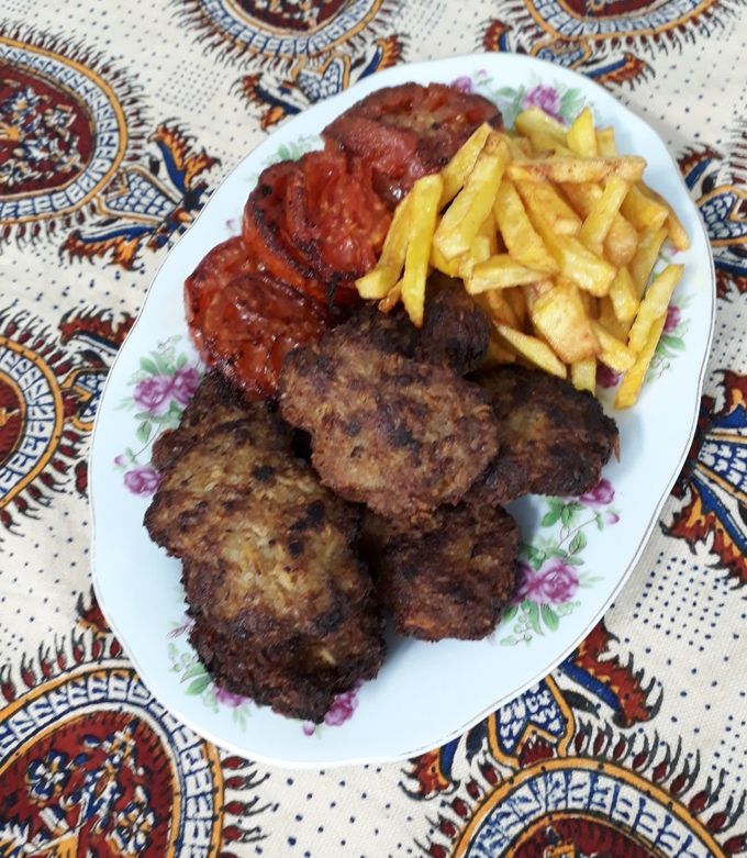عکسی از دستور کتلت با گوجه و سیب زمینی سرخ شده