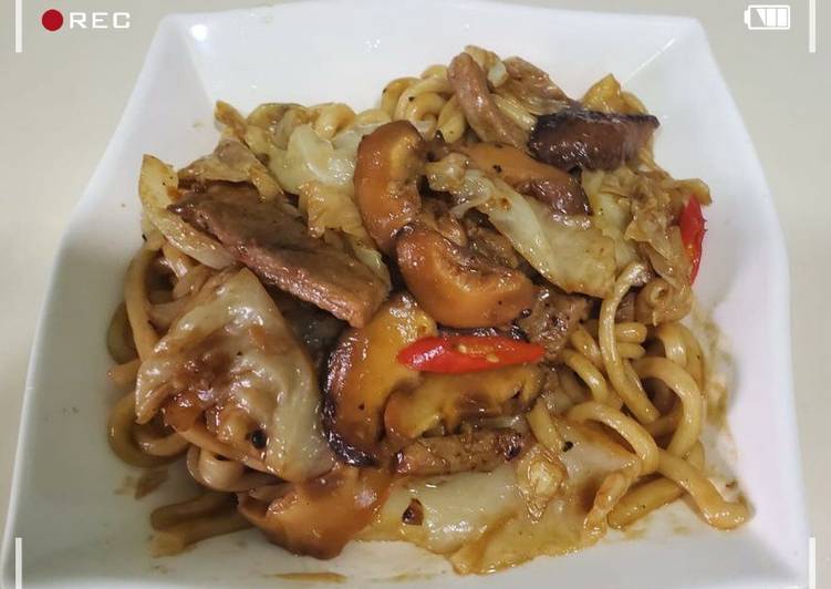 冬菇豬扒炒麵
