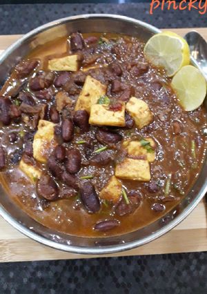 A picture of Rajma with paneer.