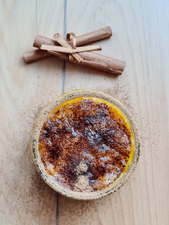 Una foto de Postrecito tibio y saludable de mango a la canela 🥭 sin azúcares agregados ni edulcorantes 🥭