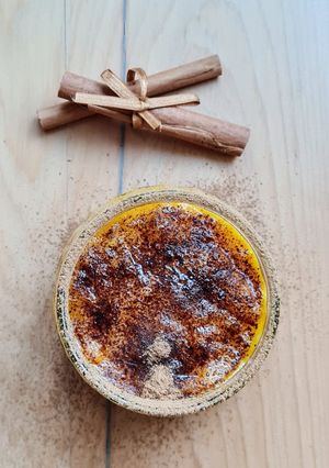 Una foto de Postrecito tibio y saludable de mango a la canela 🥭 sin azúcares agregados ni edulcorantes 🥭