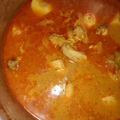 A picture of Chicken aloo curry.