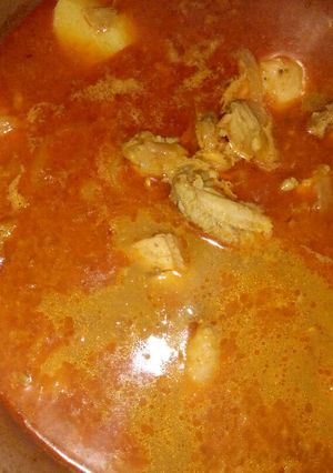 A picture of Chicken aloo curry.