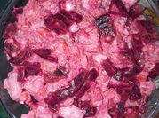 Una foto de ensalada rusa con remolacha