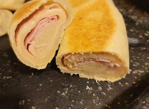 Una foto de Pan Casero relleno de Jamón y Queso