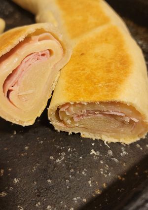 Una foto de Pan Casero relleno de Jamón y Queso