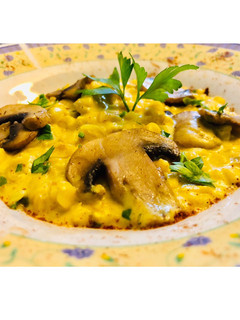 Una foto de Risotto de mote al curry con champiñones 🍲🍄