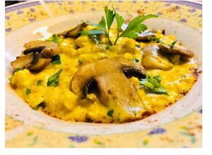 Una foto de Risotto de mote al curry con champiñones 🍲🍄