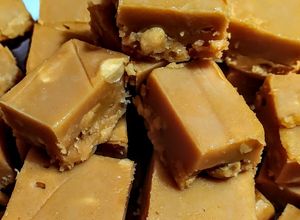 Una foto de FUDGE CREMOSO De Mantequilla de🥜Maní con Maní...!😍