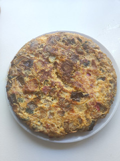 Una foto de Tortilla de verduras y queso