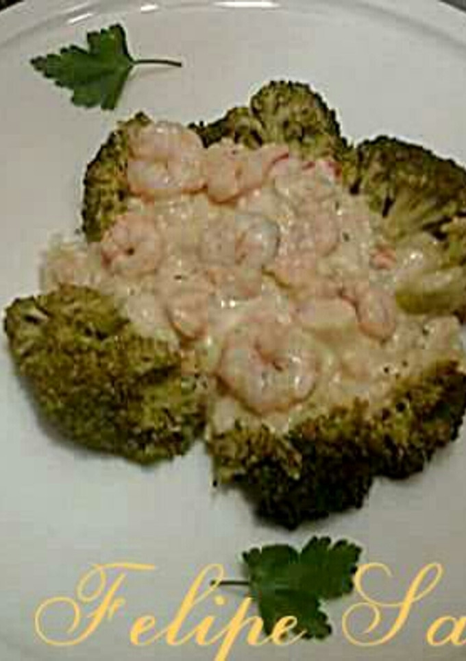 Una foto de Brócoli con rape y gambas en bechamel