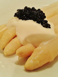 Una foto de Espárragos cocidos con mayonesa de wasabi y caviar