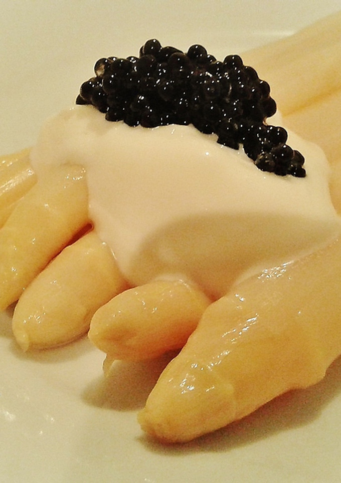 Una foto de Espárragos cocidos con mayonesa de wasabi y caviar