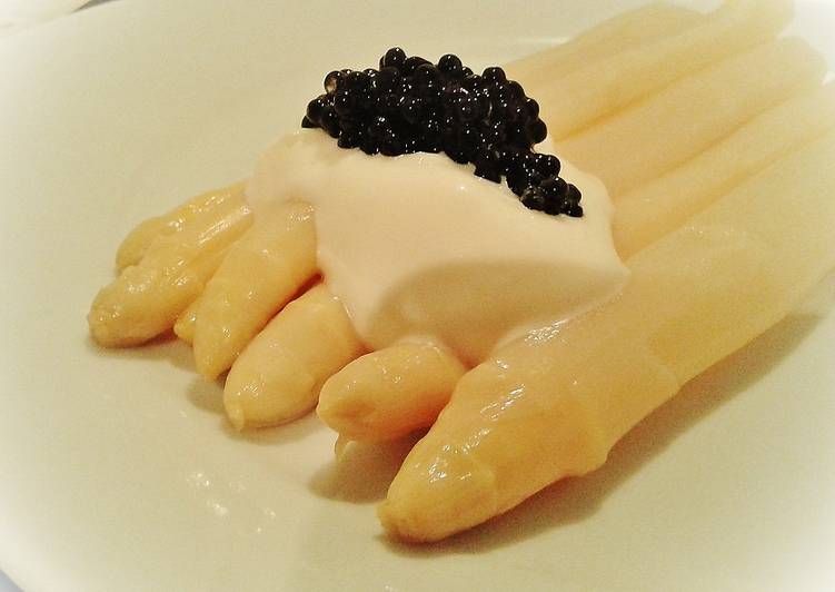 Espárragos cocidos con mayonesa de wasabi y caviar