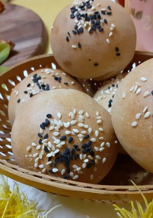 A picture of Oats stuffed wheat buns.