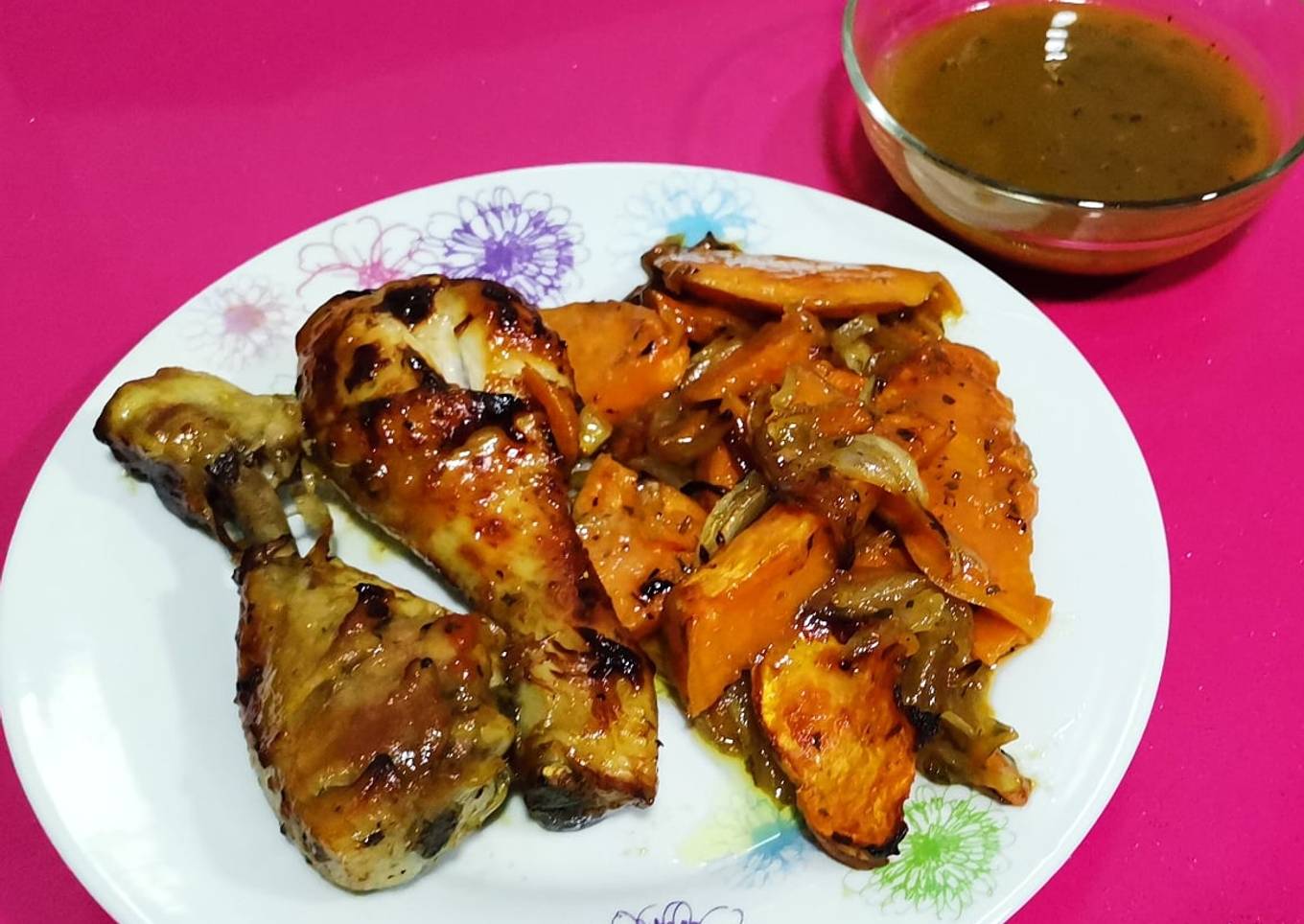 Muslos de pollo en adobo al horno con cama de batata y cebolla