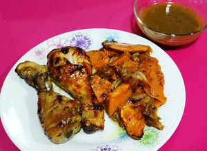 Foto principal de Muslos de pollo en adobo al horno con cama de batata y cebolla