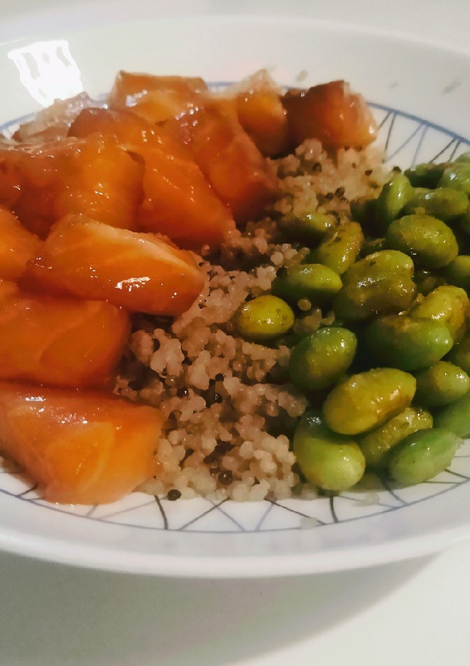Una foto de Poke bowl light con quinoa integral