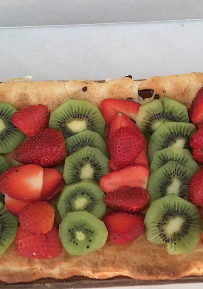 Una foto de Hojaldre de chocolate con fresas y kiwi
