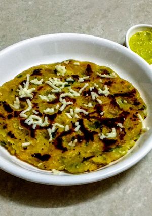 ચોખાનાં લોટની થાલીપીઠ (Rice Flour Thalipeeth Recipe In Gujarati) રેસીપી મુખ્ય ફોટો