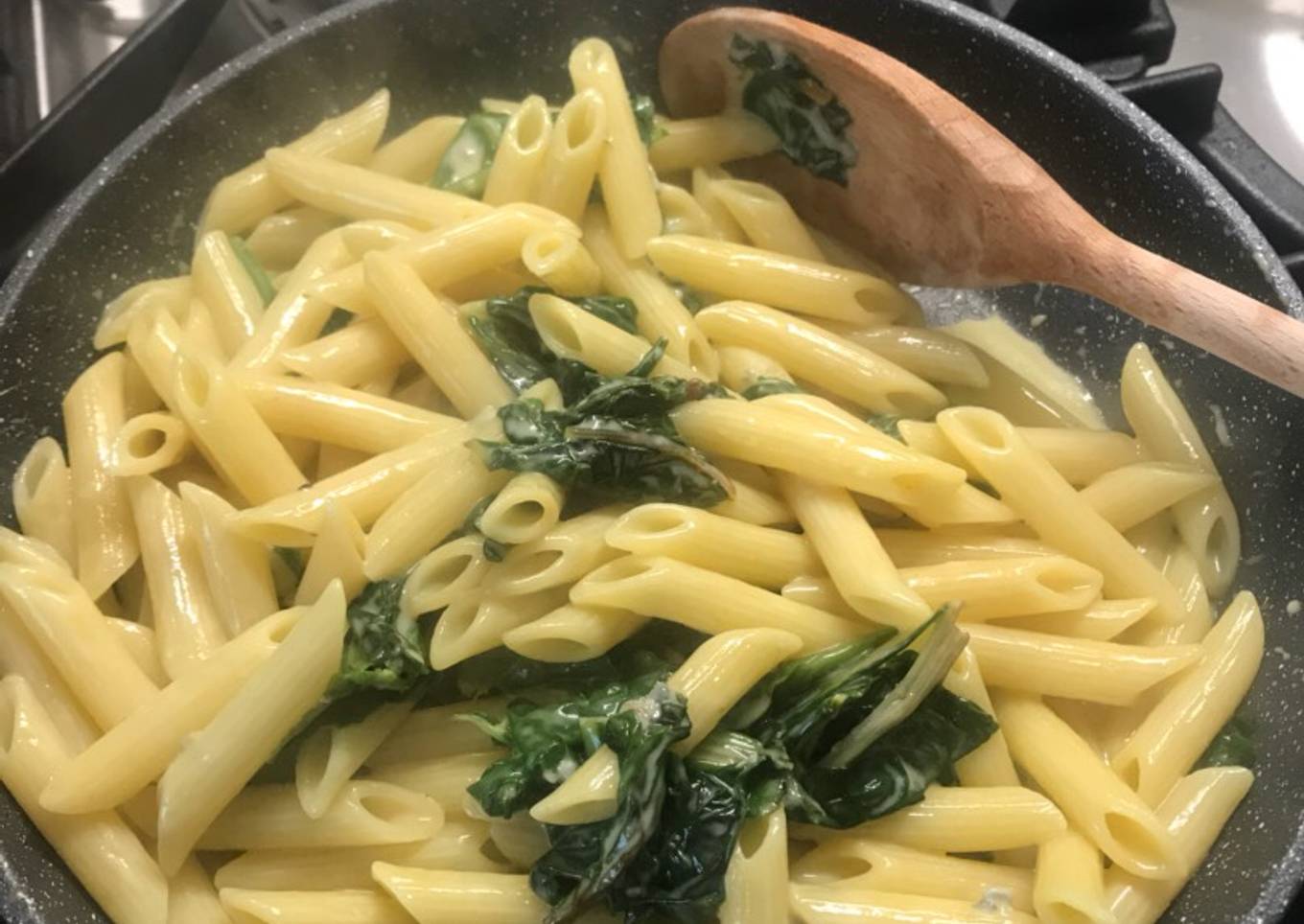 Blue cheese and greens quick pasta