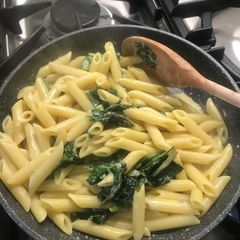A picture of Blue cheese and greens quick pasta.