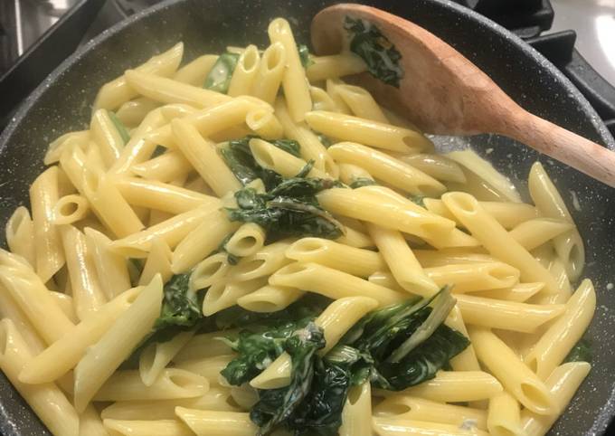 Blue cheese and greens quick pasta