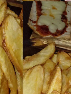 Una foto de Papas rústicas con pizza casera