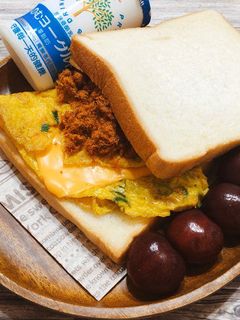 簡易早餐。蔥蛋起司肉鬆吐司 的食譜成品照片