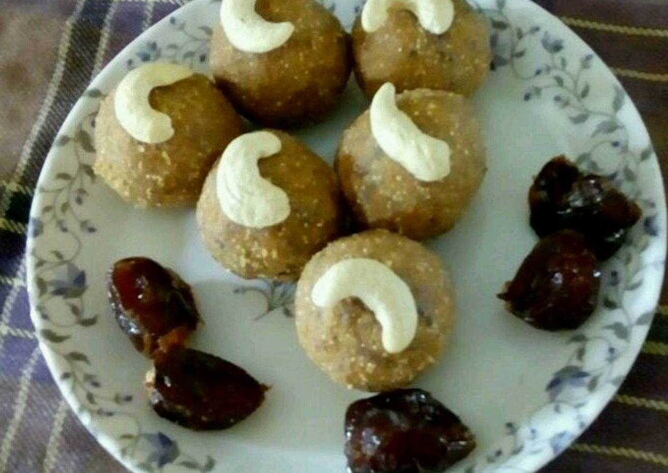 Date and moong dal laddu