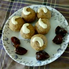A picture of Date and moong dal laddu.