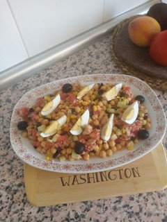 Una foto de Ensalada de garbanzos cocidos