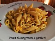 Una foto di pasta con i gamberetti