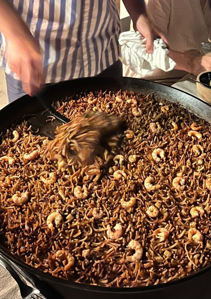 Una foto de Fideuá con gambas