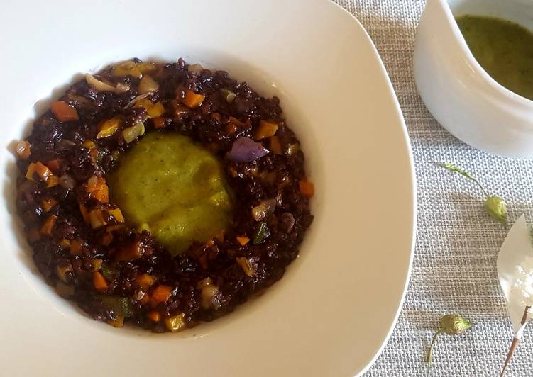 Coroncina di riso nero con verdure