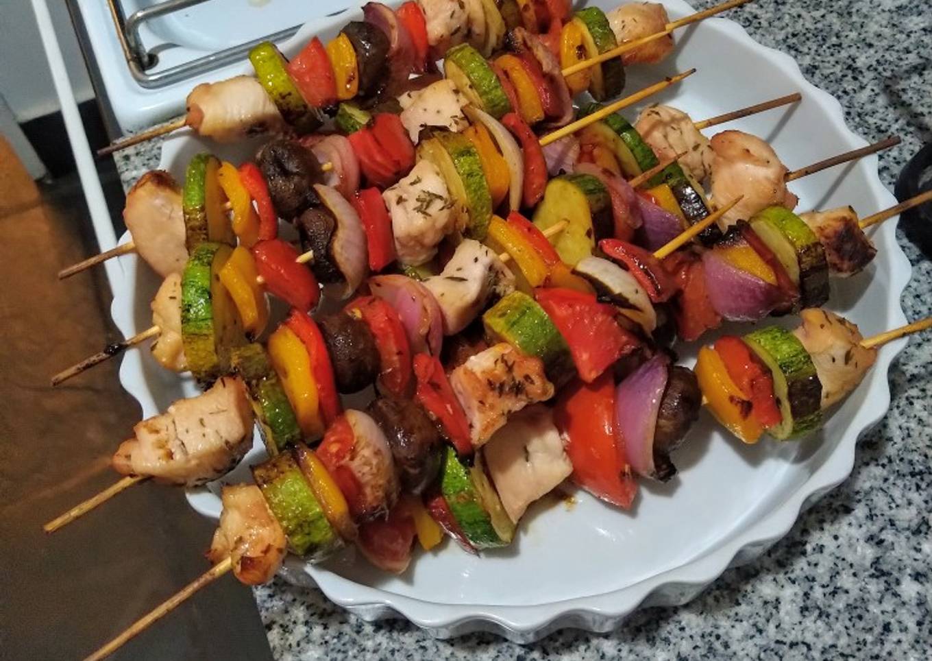 Brochettes de pollo y verduras