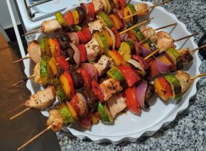 Una foto de Brochettes de pollo y verduras