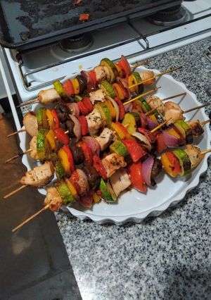 Una foto de Brochettes de pollo y verduras