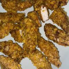 Una foto de Pollo especiado con cornflackes en airfryer 🤍